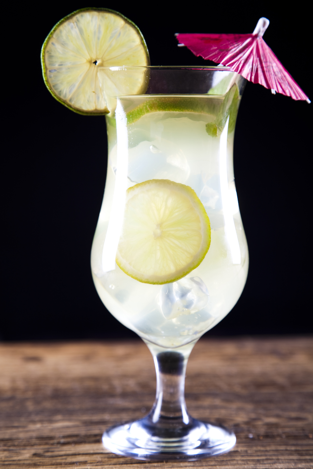 异国情调的自然色彩 探索多彩酒精饮料的魅力